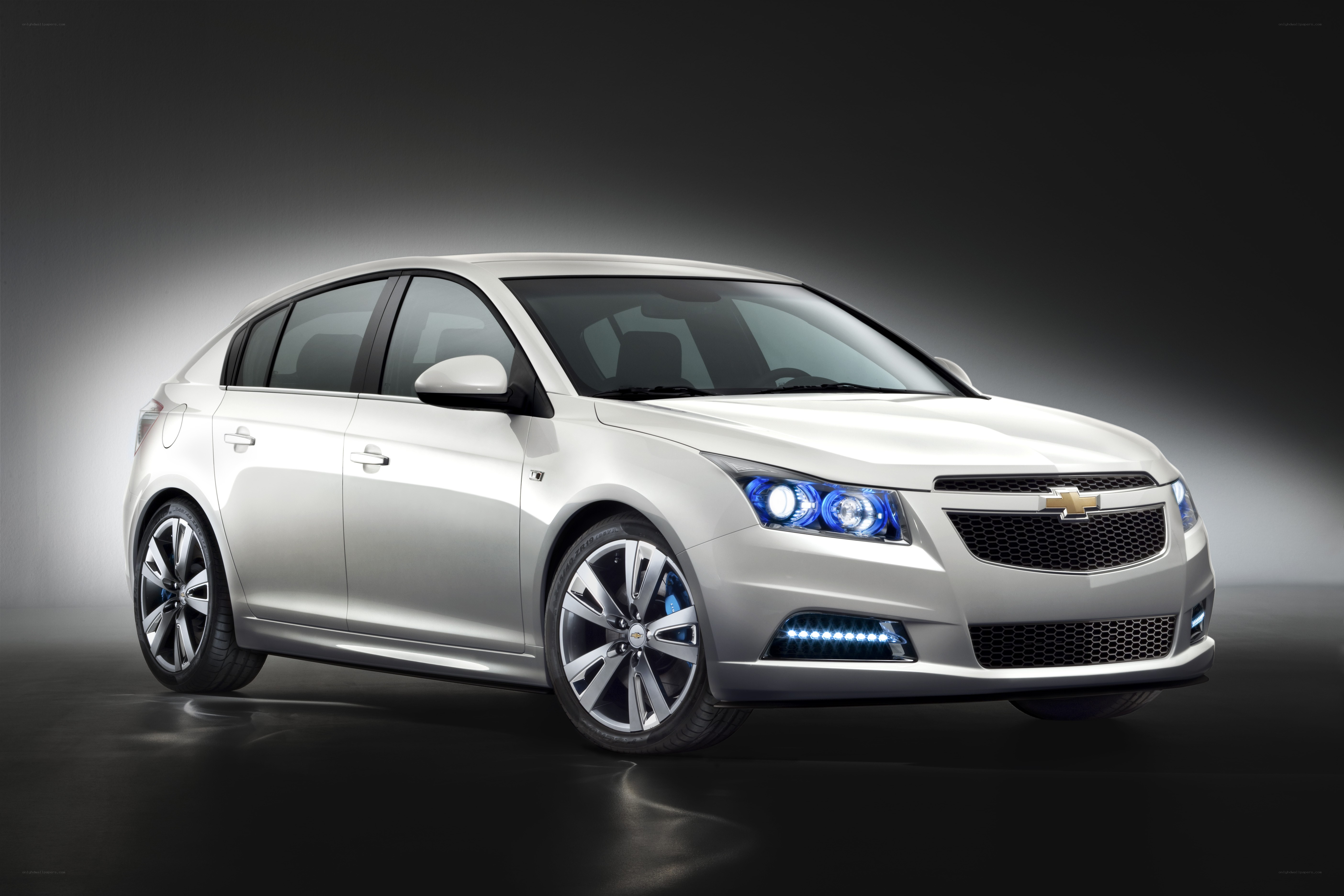 White Chevrolet Cruze Hatchback