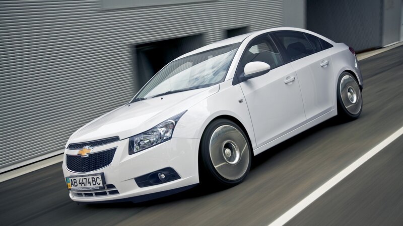 white chevrolet cruze in motion