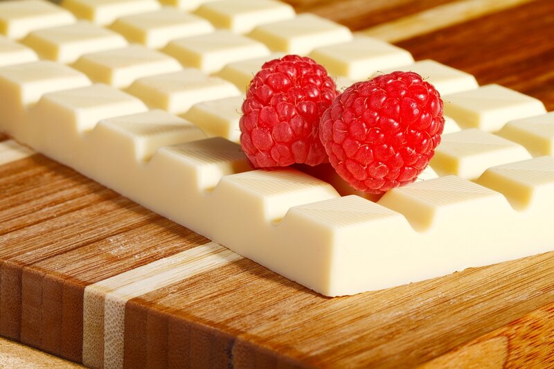 White Chocolate Bar with Raspberries