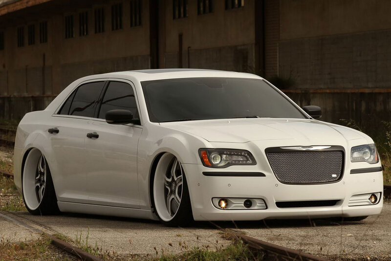 White Chrysler 300