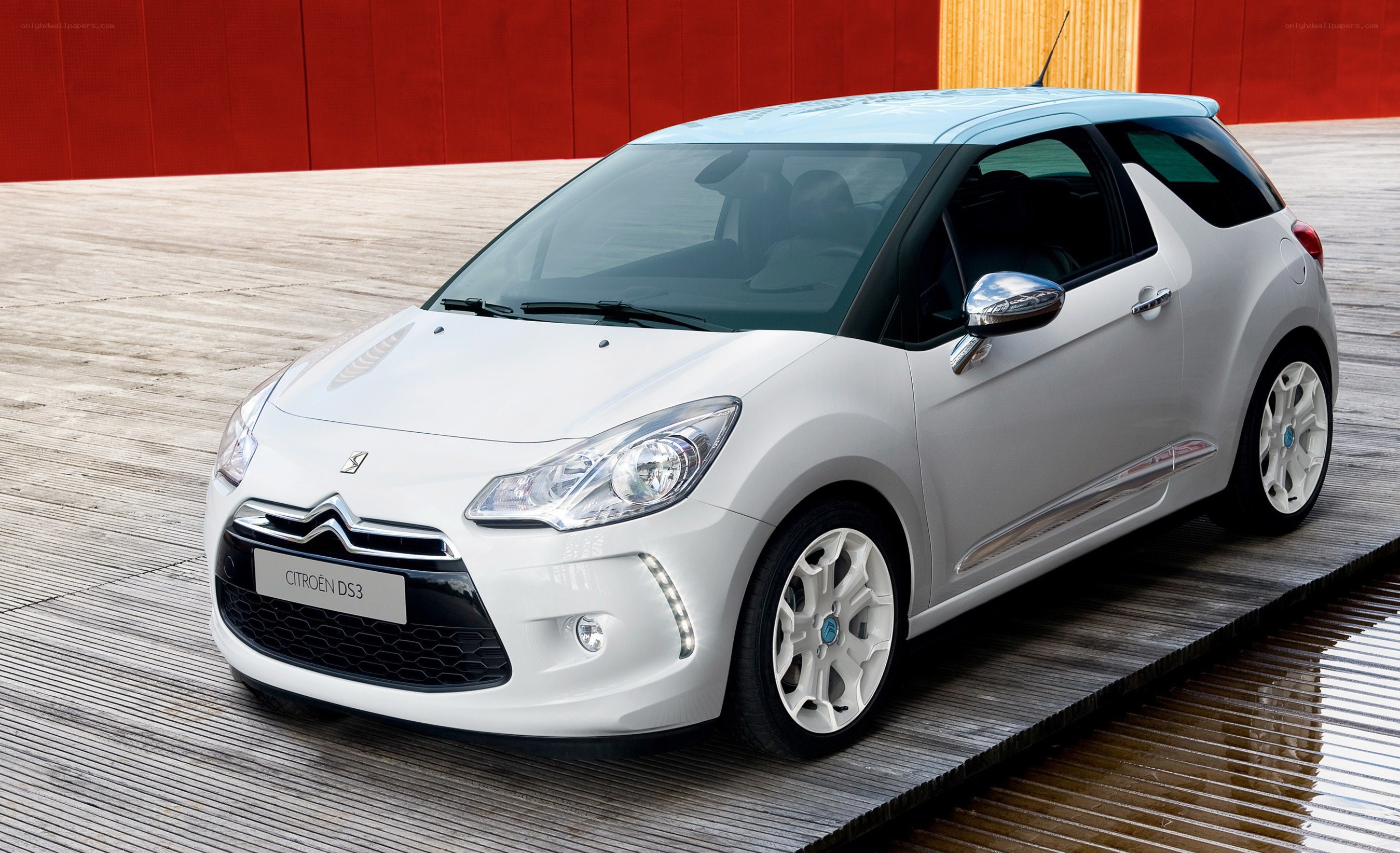 White Citroën DS3 car