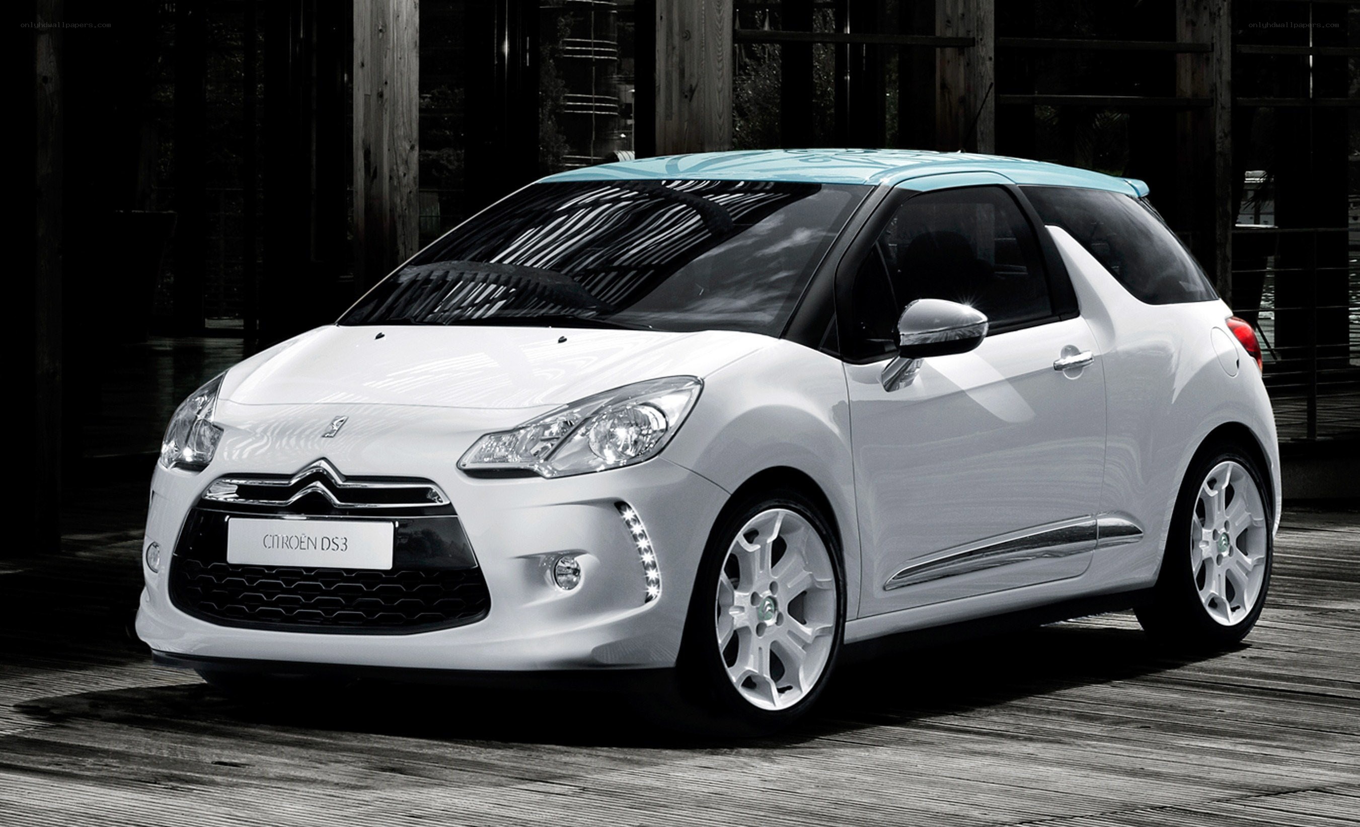 White Citroën DS3 car