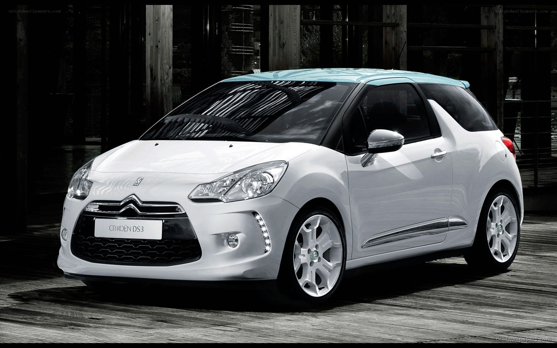 White Citroën DS3 car