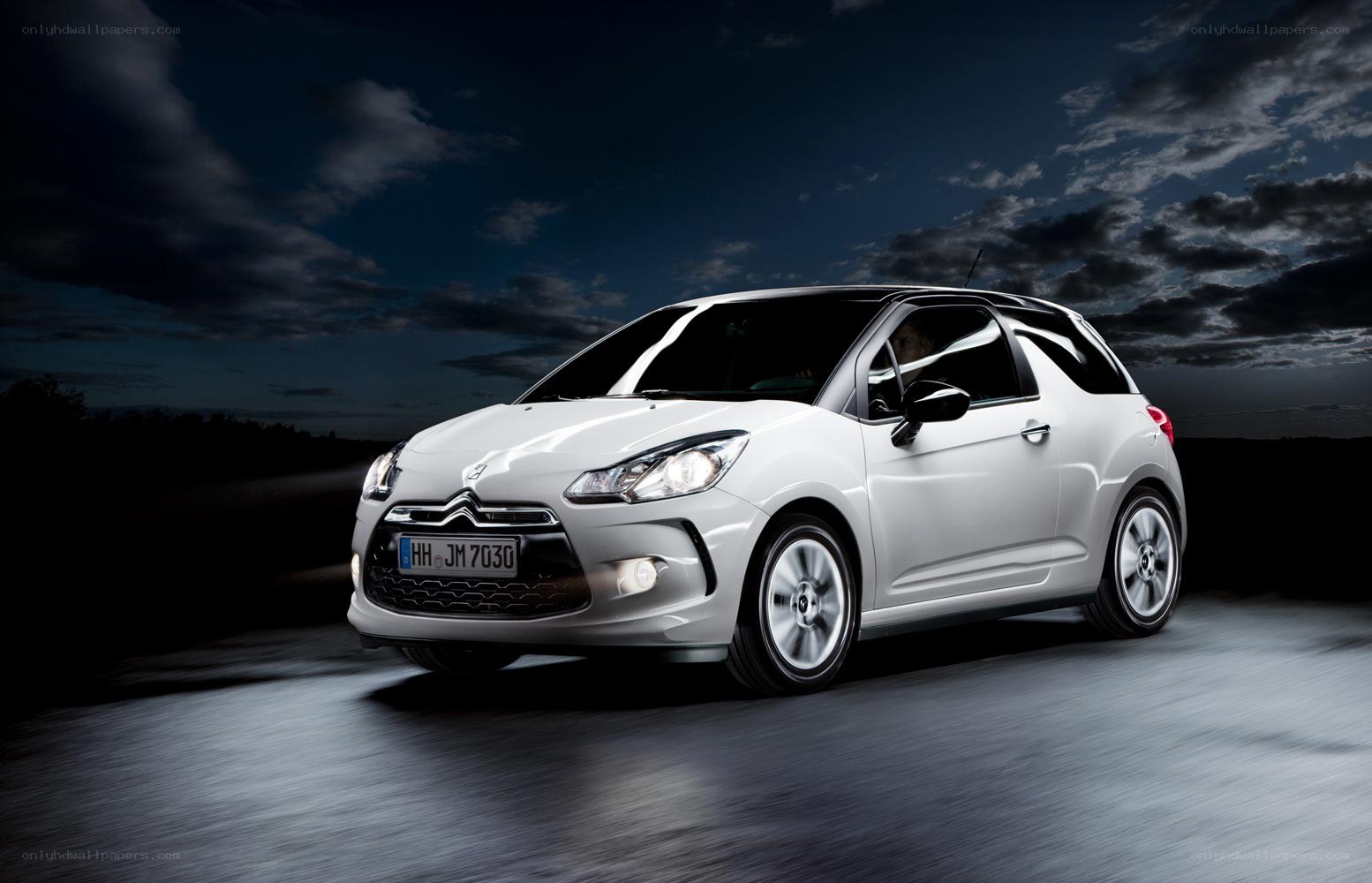 White Citroën DS3 in motion