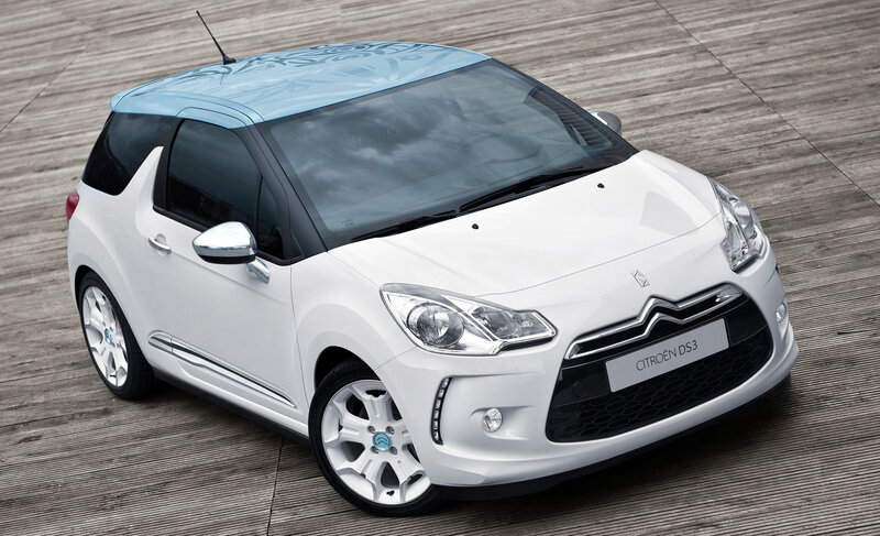 White Citroën DS3 with blue roof