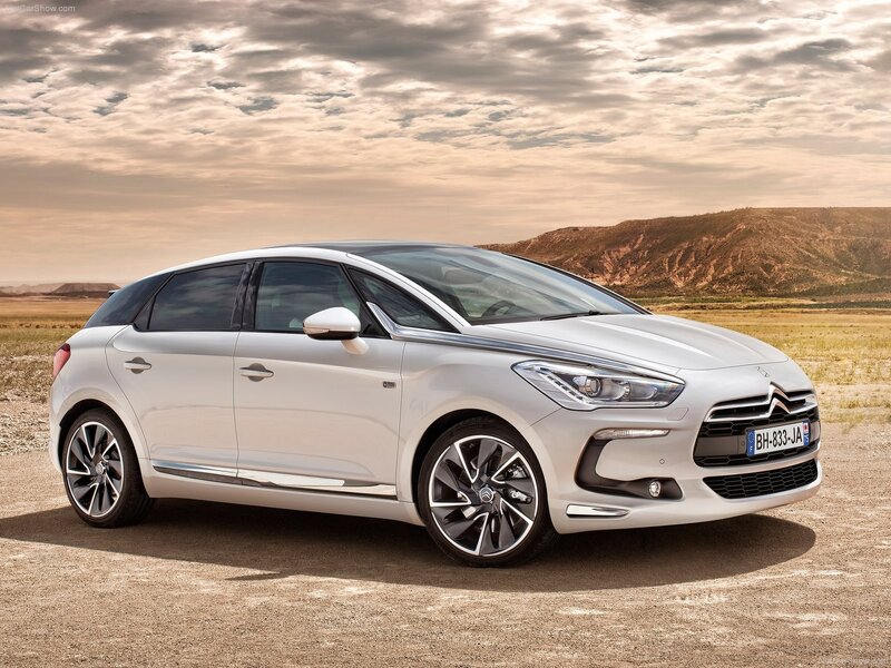 White Citroën DS5 in desert