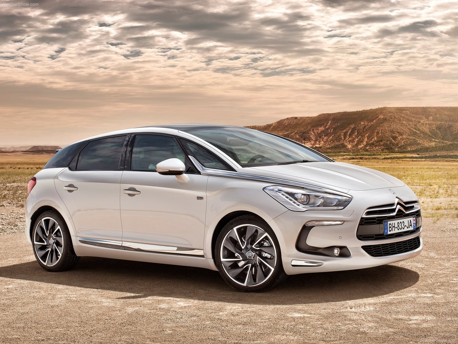 White Citroën DS5 in desert