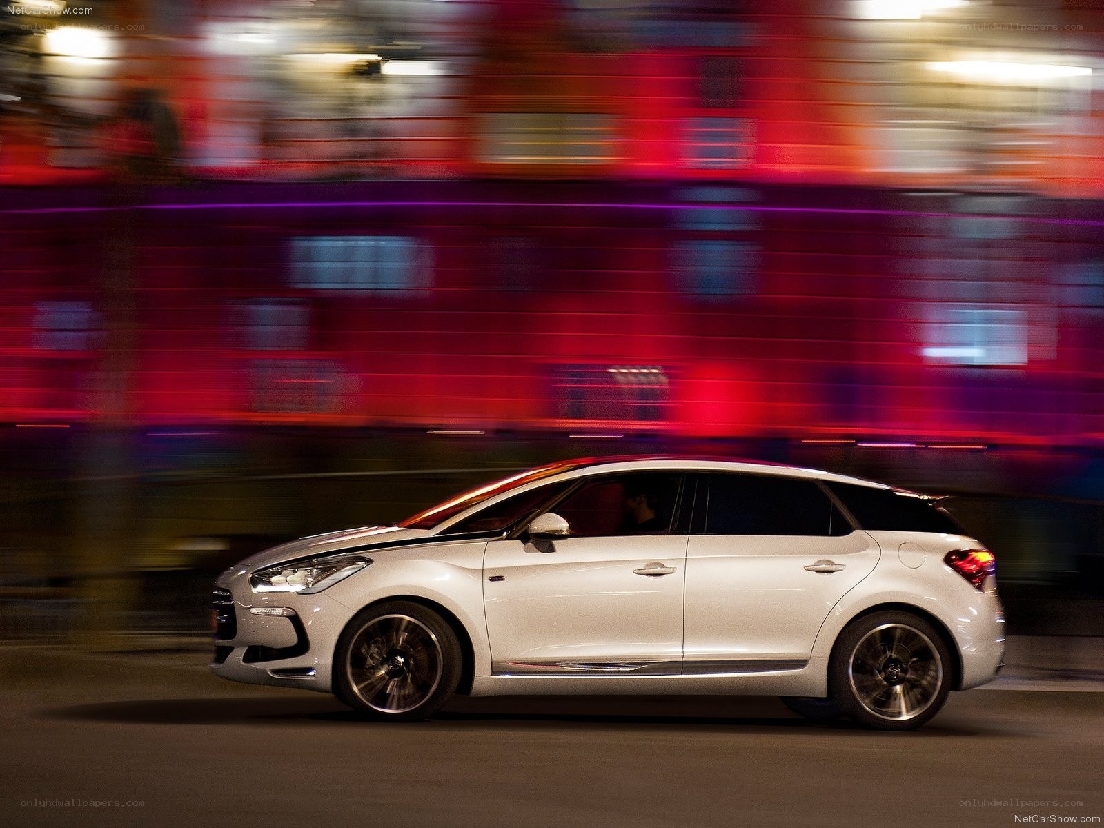 White Citroën DS5 in motion