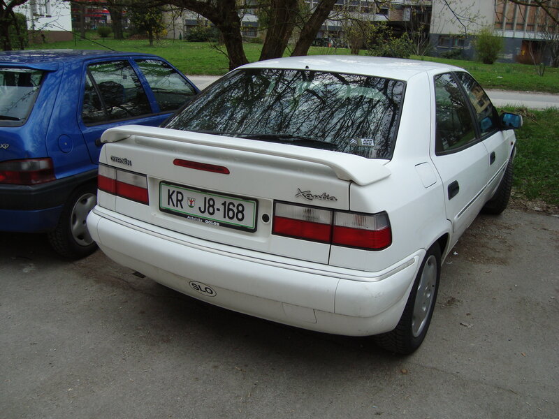 White Citroën Xantia parked