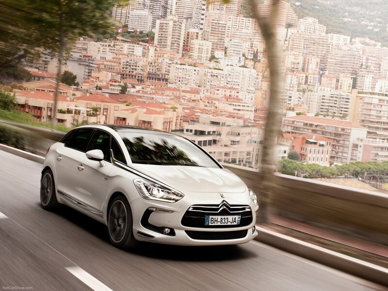 White Citroen Ds5 — Dynamic