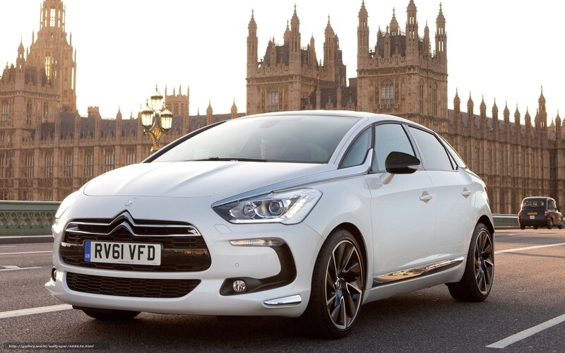 White Citroen DS5 in London