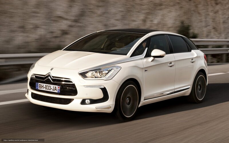 White Citroen DS5 in motion