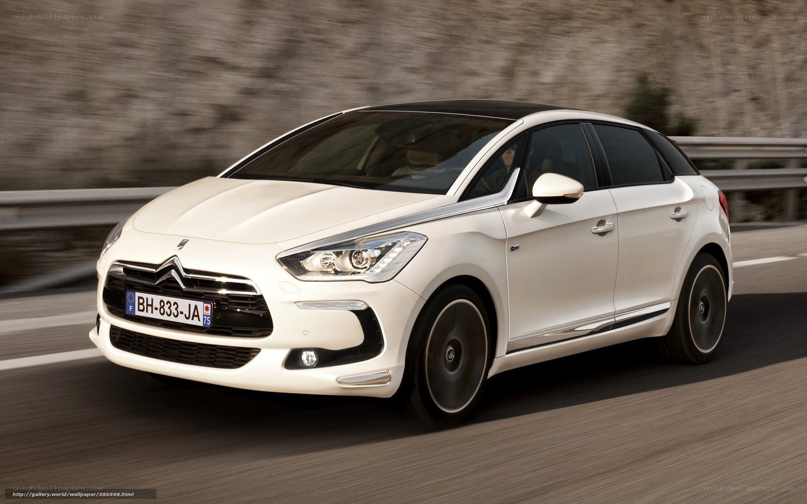White Citroen DS5 in motion