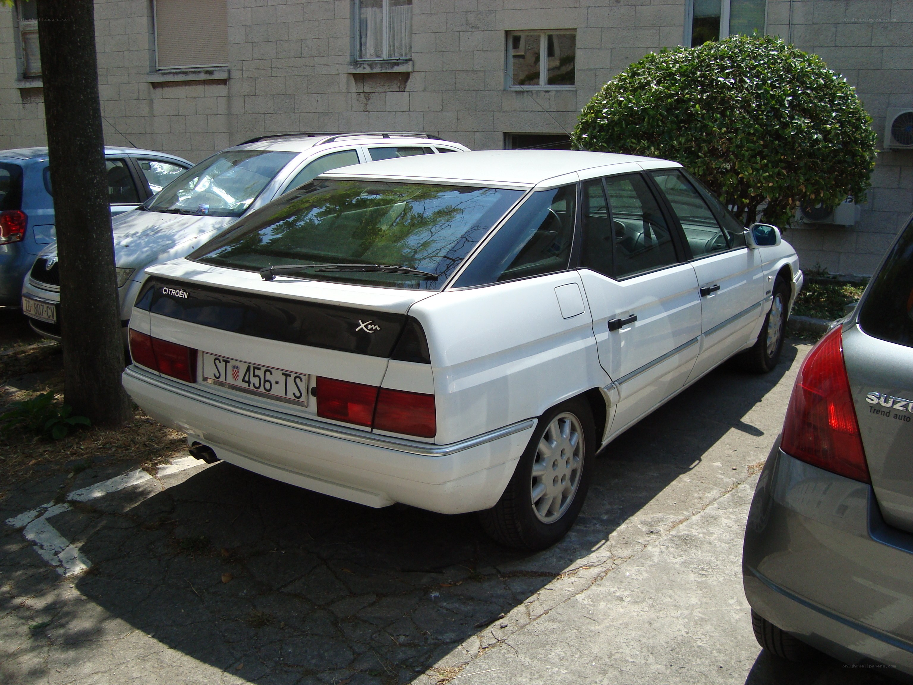 white citroen xm parked