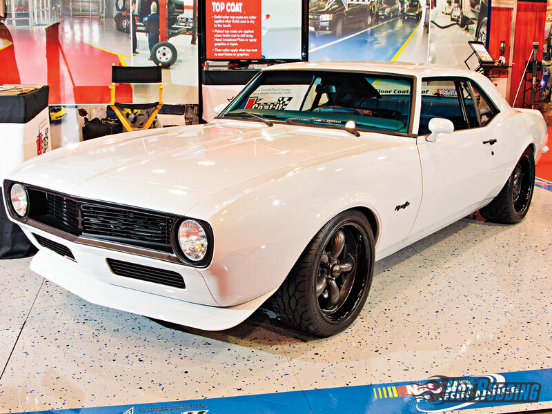 White Classic Muscle Car — Showroom, Photograph