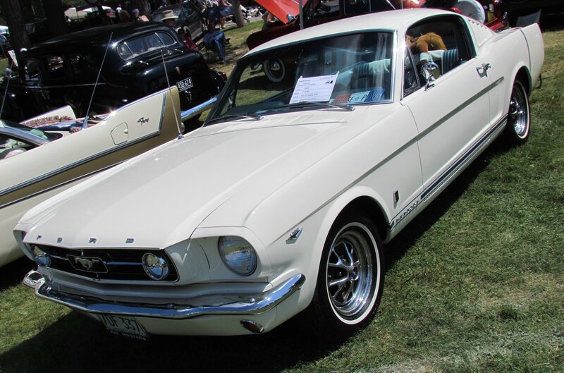 White Classic Mustang — Calm