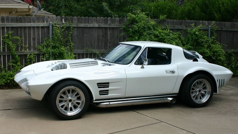 White Classic Sports Car — Calm