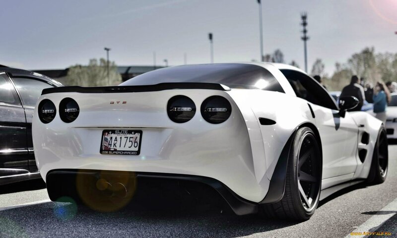 white corvette gt2 sports car