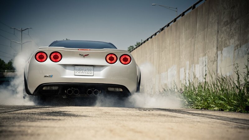 White Corvette Zr1 — Dramatic