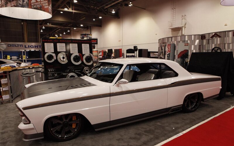 White Custom Muscle Car — Neutral