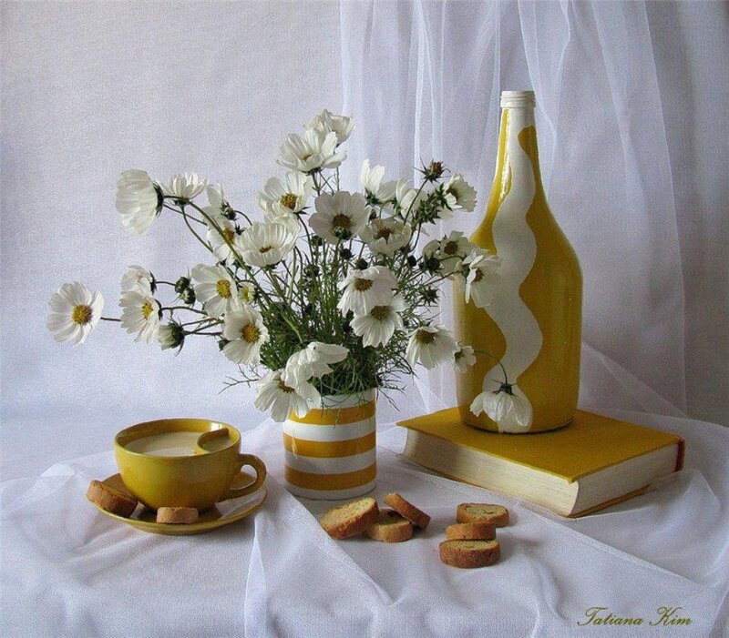 White Daisies in Vase — Yellow