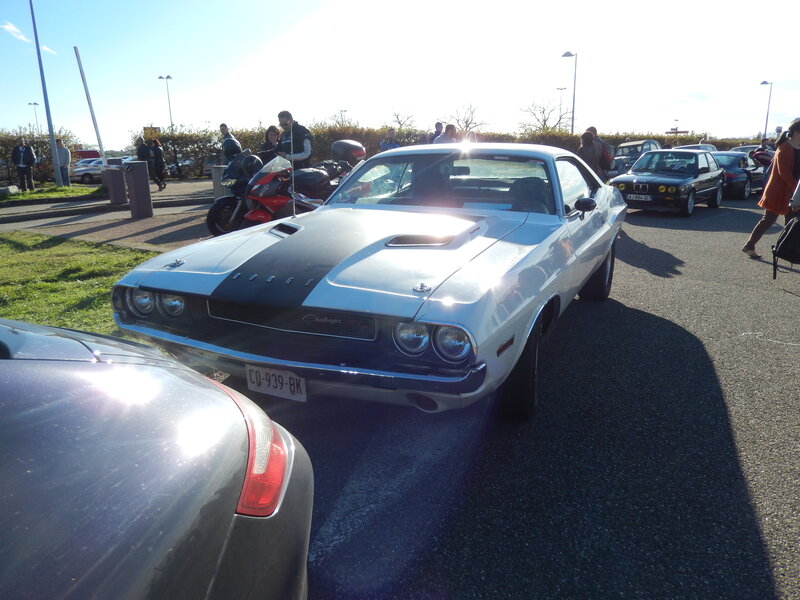 White Dodge Challenger — Silver, Outdoor