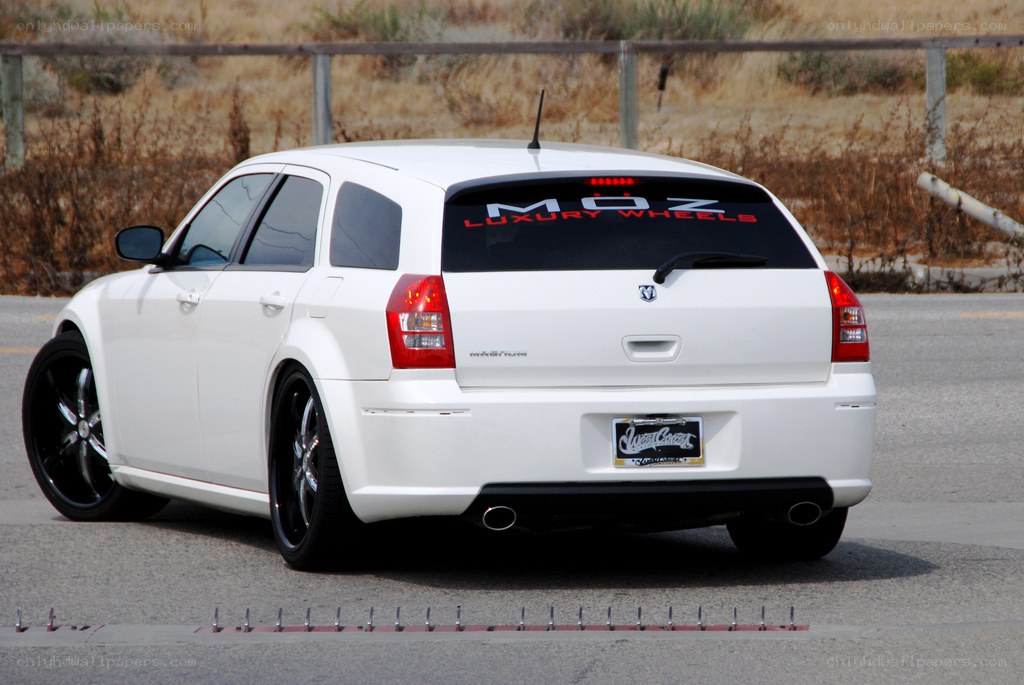white dodge magnum hatchback
