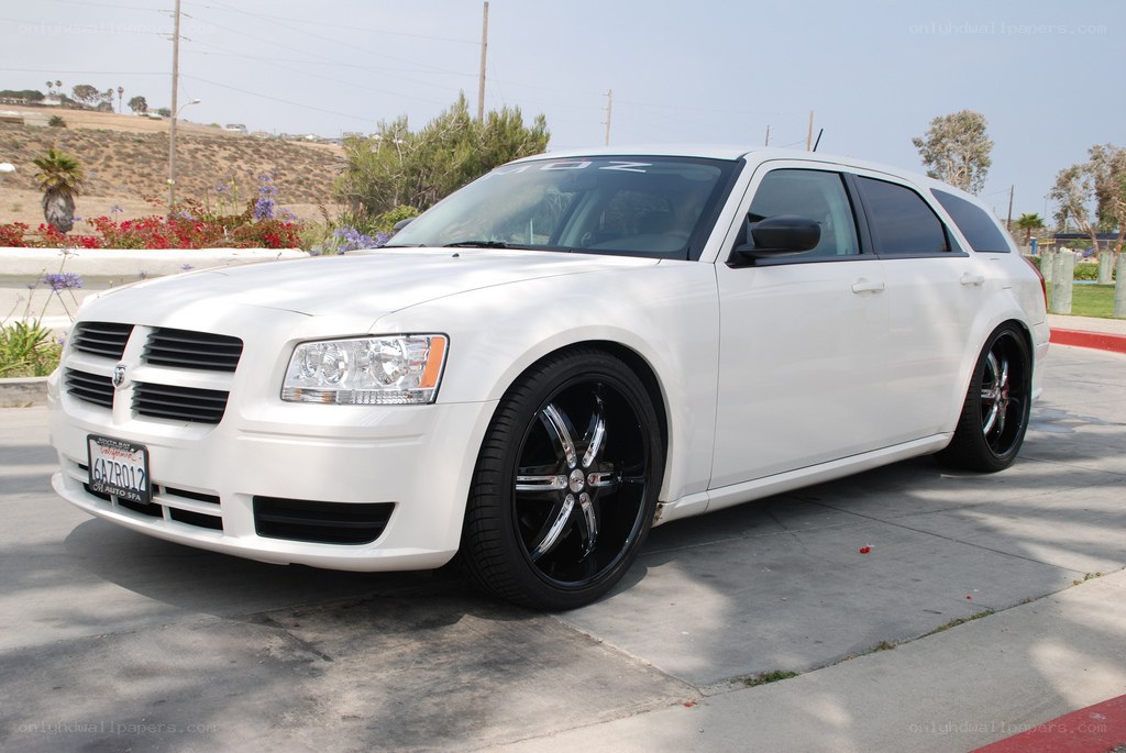 white dodge magnum station wagon