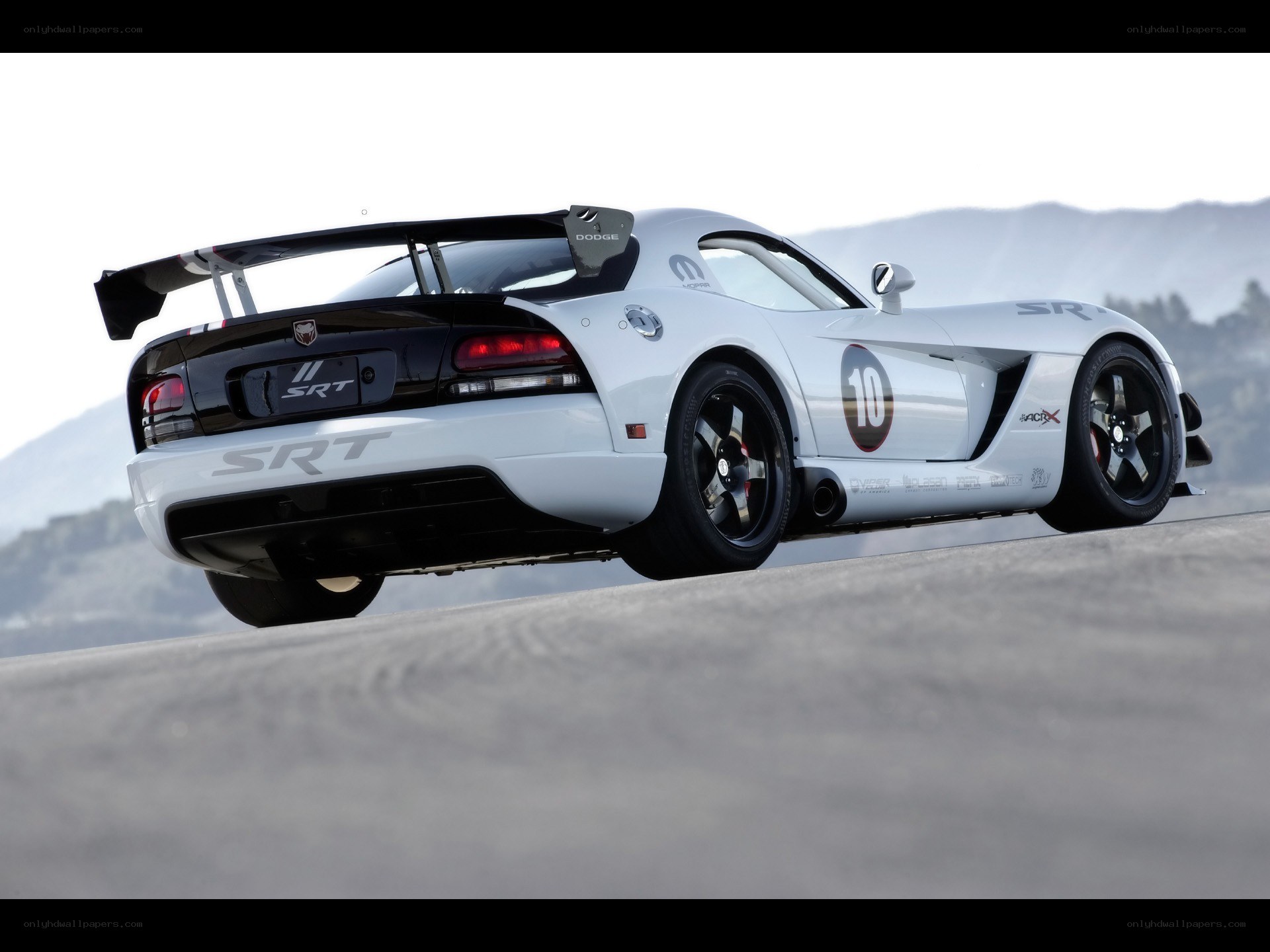white dodge viper srt race car