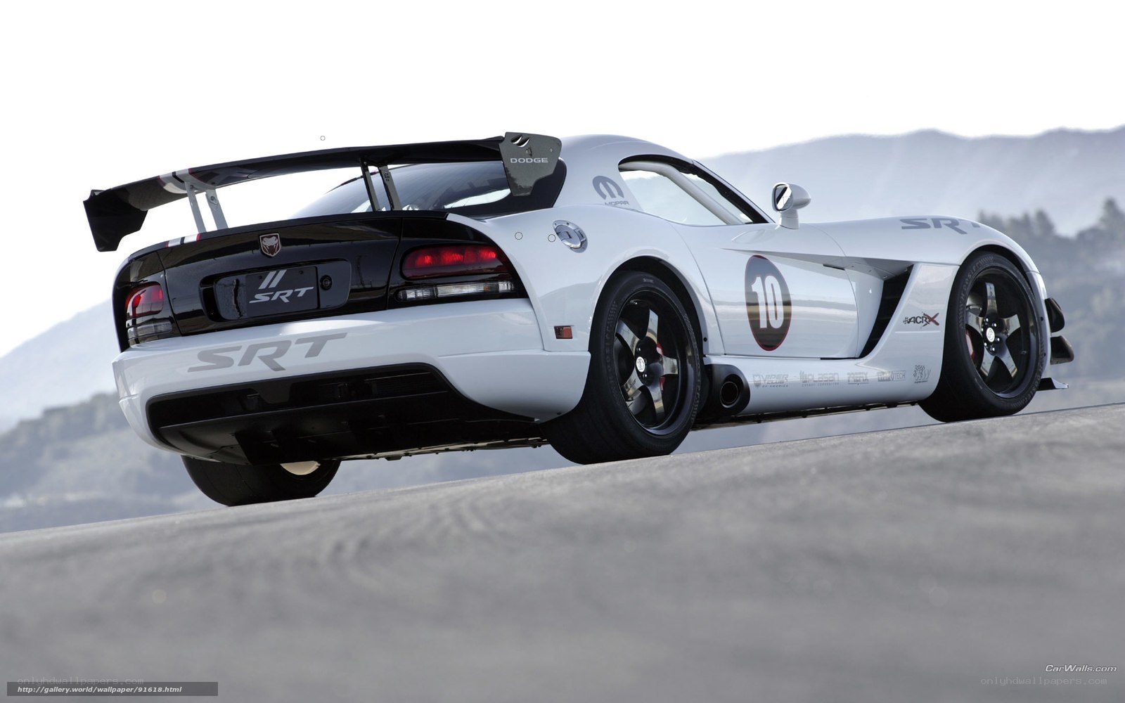 white dodge viper srt race car