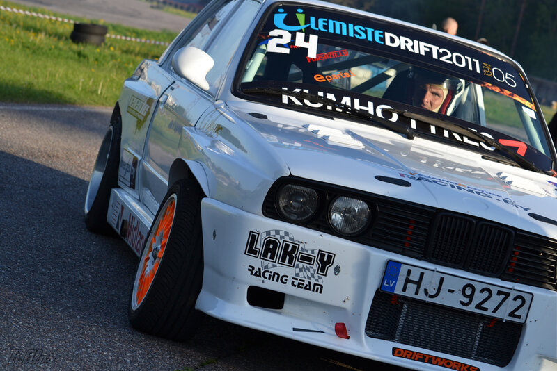 White Drift Car — Dynamic