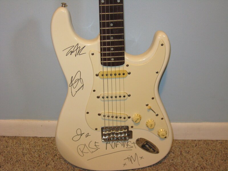White Electric Guitar — Cream, Neutral