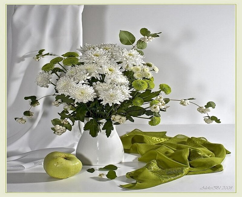 White flowers and green apple