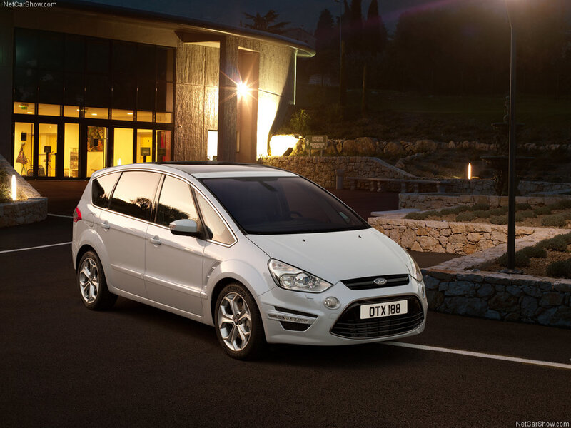 White Ford C-max — Dramatic