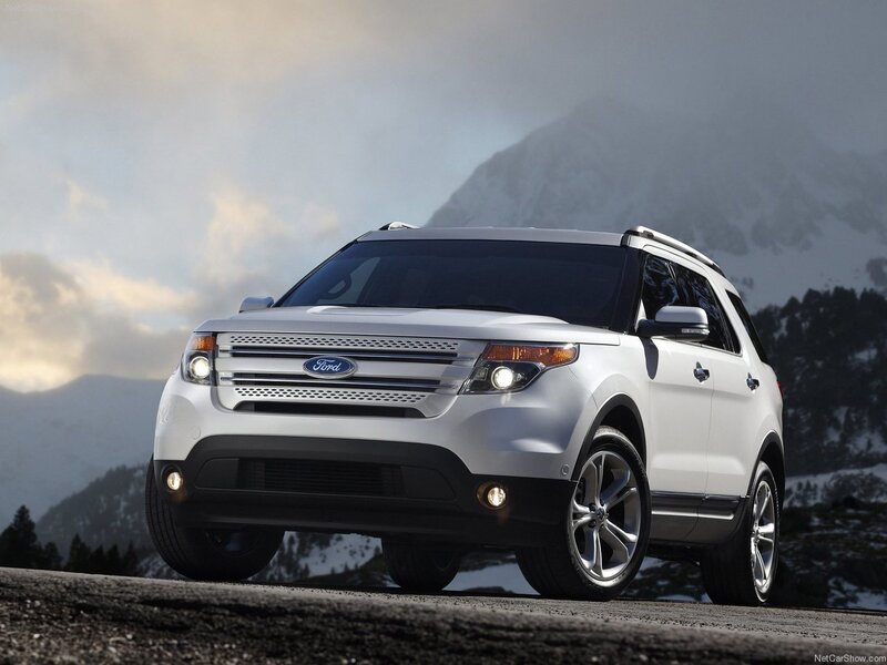 White Ford Explorer Suv — Dramatic