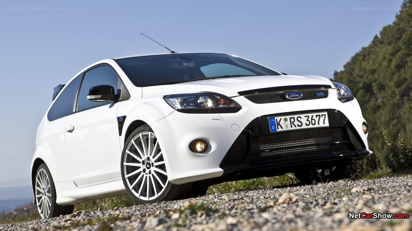 white ford focus rs car