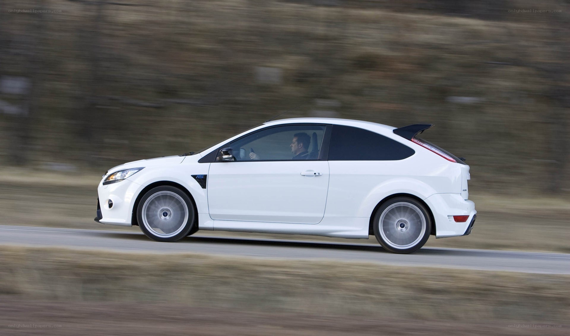 white ford focus rs in motion