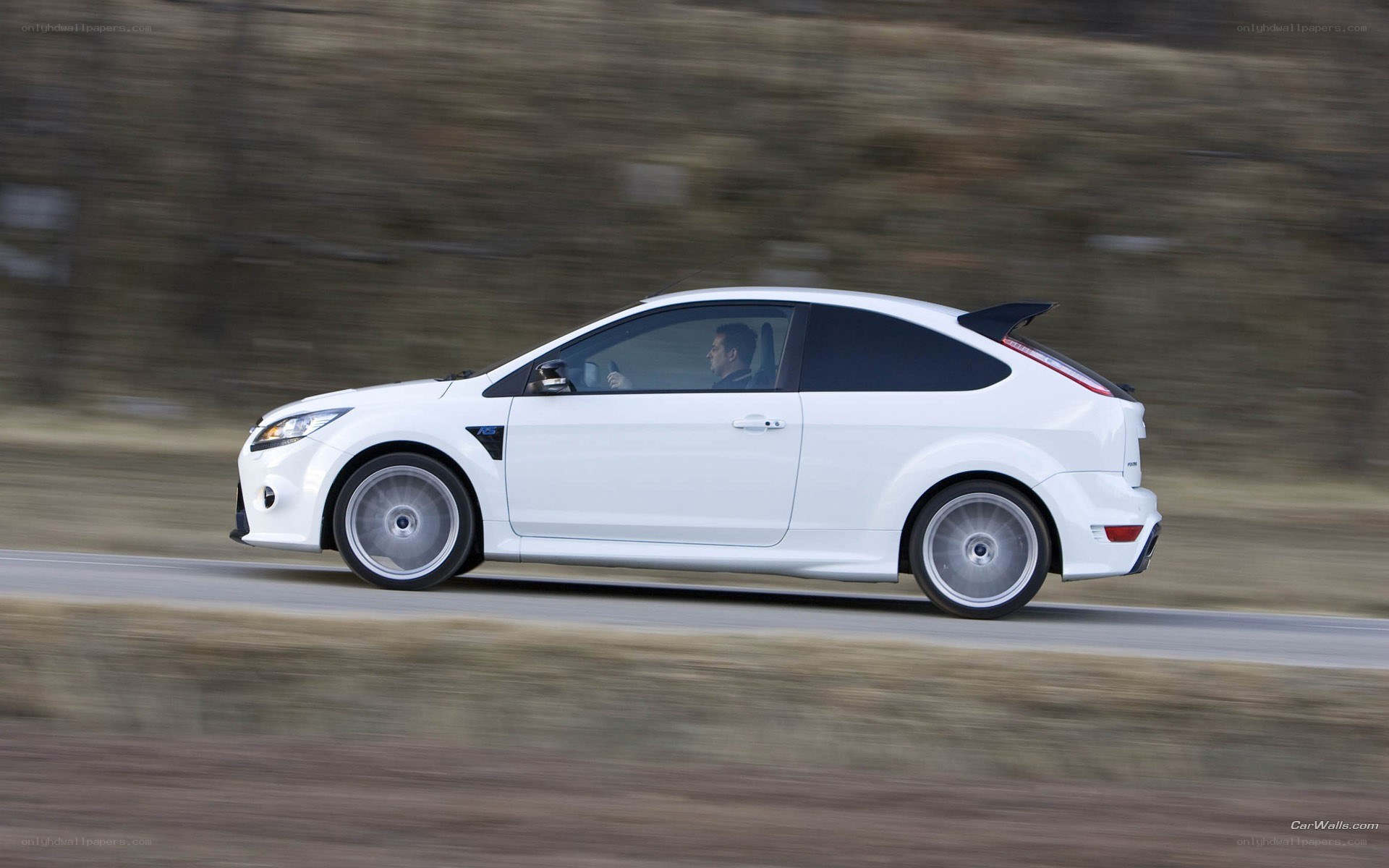 white ford focus rs in motion