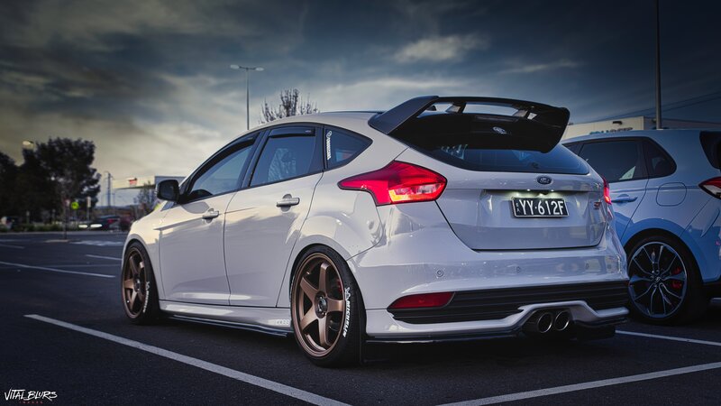 White Ford Focus St