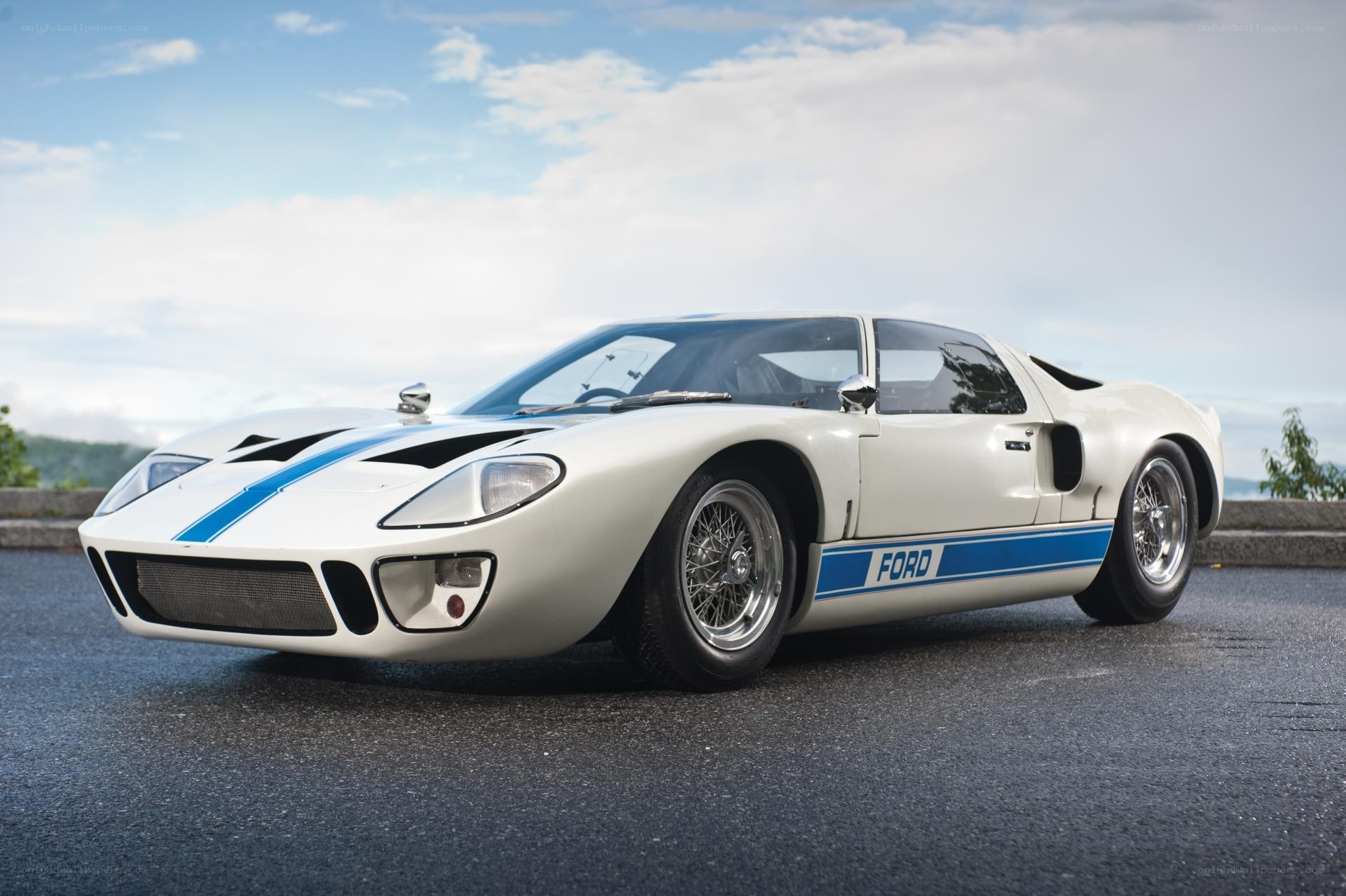 White Ford GT40 race car