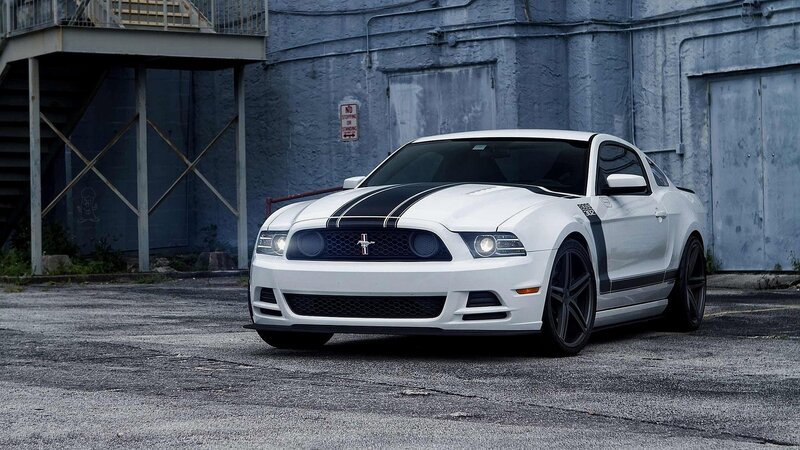 White Ford Mustang GT