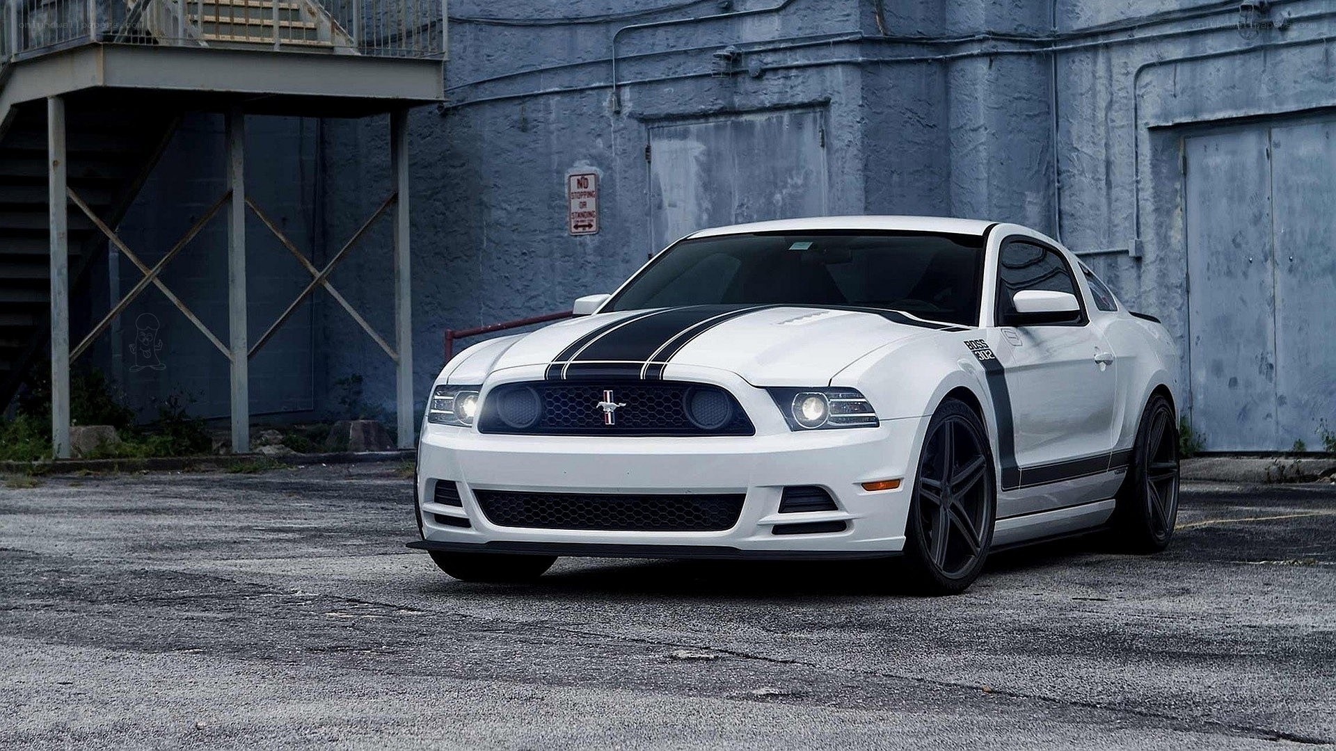 White Ford Mustang GT