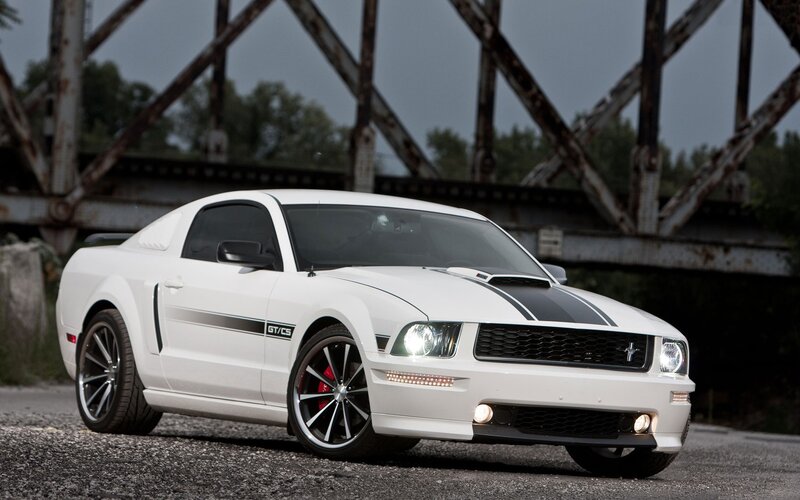 white ford mustang gt/cs