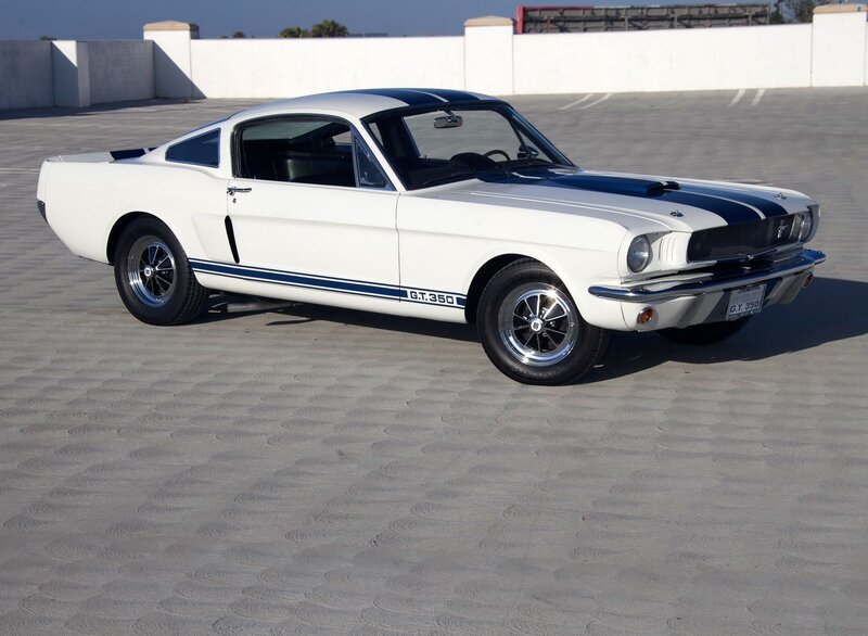 White Ford Mustang GT350