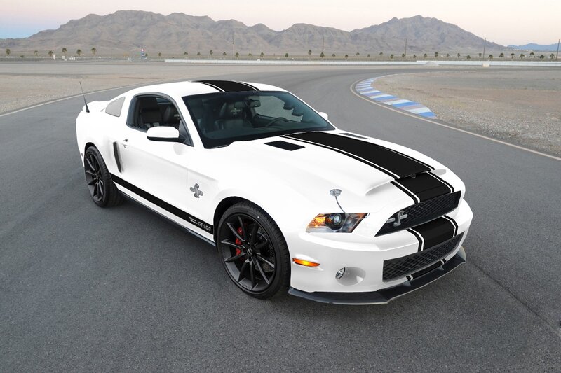 White Ford Mustang GT500 — Dynamic