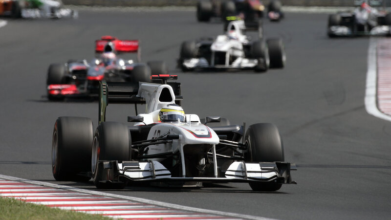 White Formula One Car — Dynamic