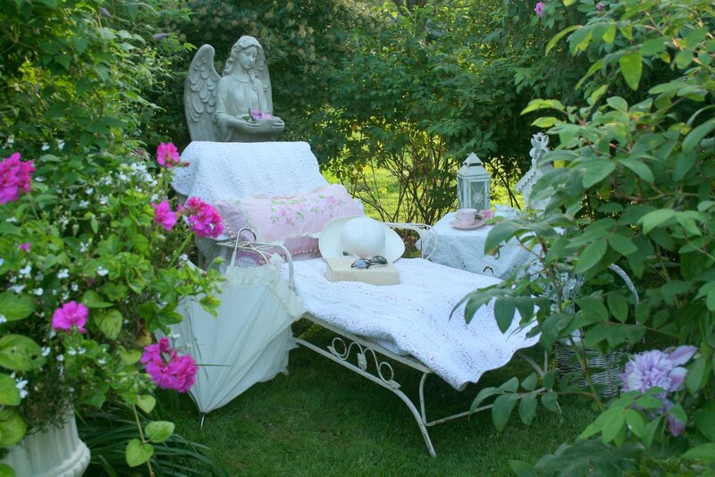 White Garden Chaise Lounge