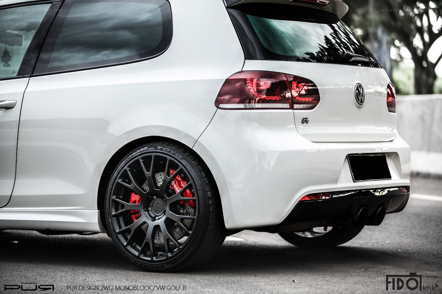 white golf r rear view