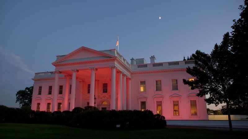 White House at dusk with pink lighting