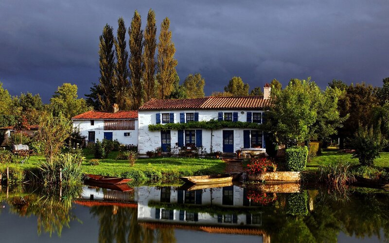 White House by Lake — Green